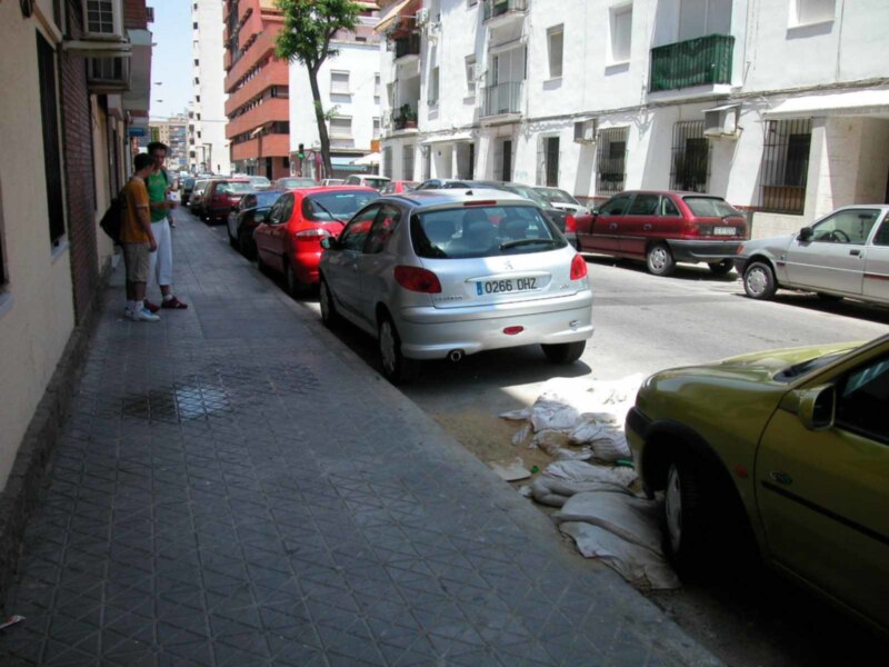 Suciedad y enseres en lás calles de Sevilla.