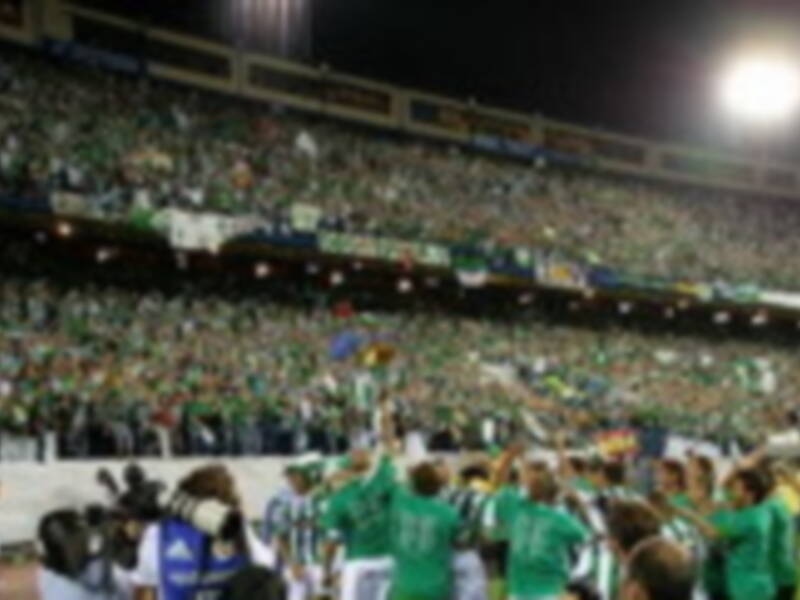 Las mejores fotos de Kike y Harry Macias sobre el triunfo del Betis , que toco el cielo en el Calderon