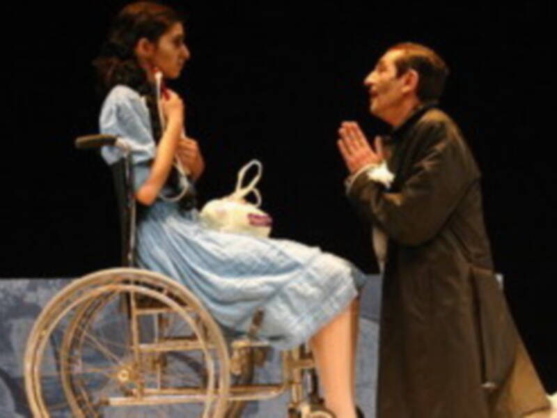 Alba Flores, nieta de Lola Flores, debuta en el teatro en silla de ruedas y no habla ni una palabra