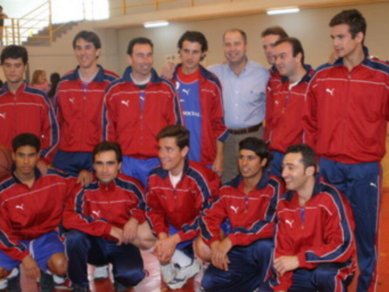 Equipo de fútbol en uniforme rojo y azul, posando para una foto.