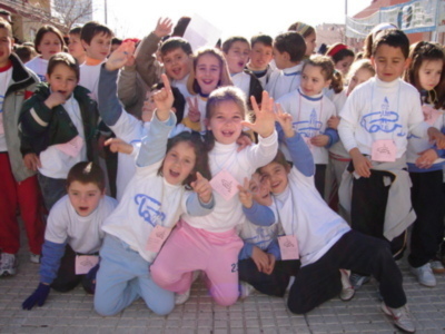 Más de 2.500 escolares de Lora del Río participaron en la Jornada por la Paz de la Plaza de la Chimenea