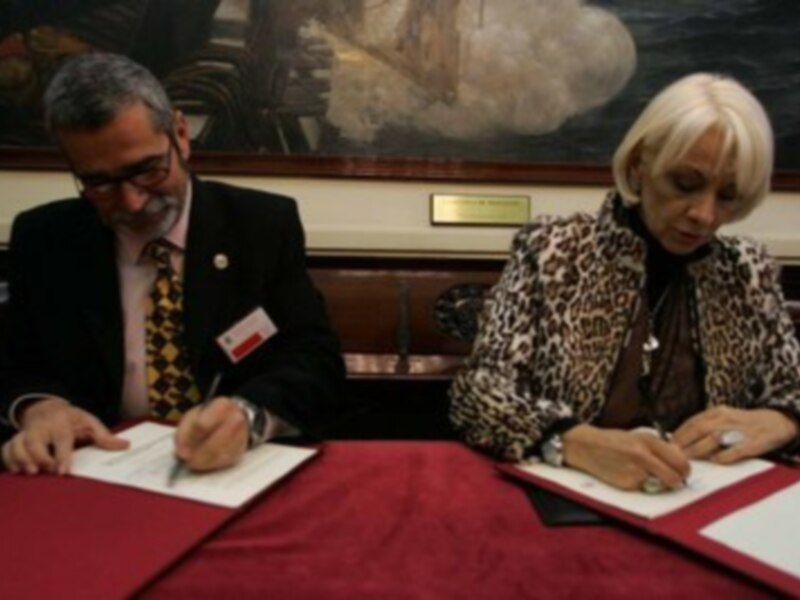 Firma de un convenio entre el Ayuntamiento de Cádiz y el Colegio de Veterinarios para crear un registro municipal de animales de