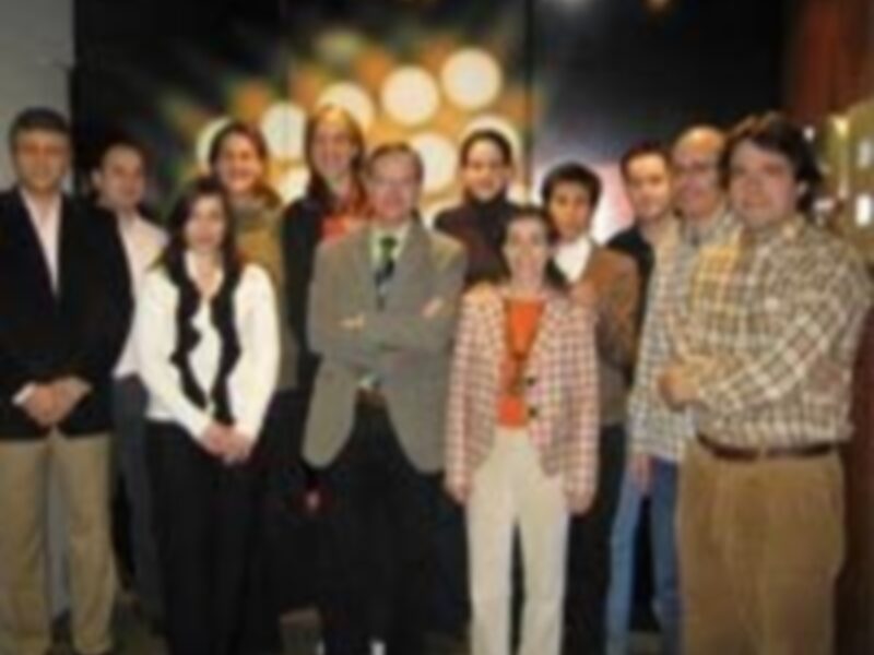 Grupo de personas posando en una sala con decoración moderna.