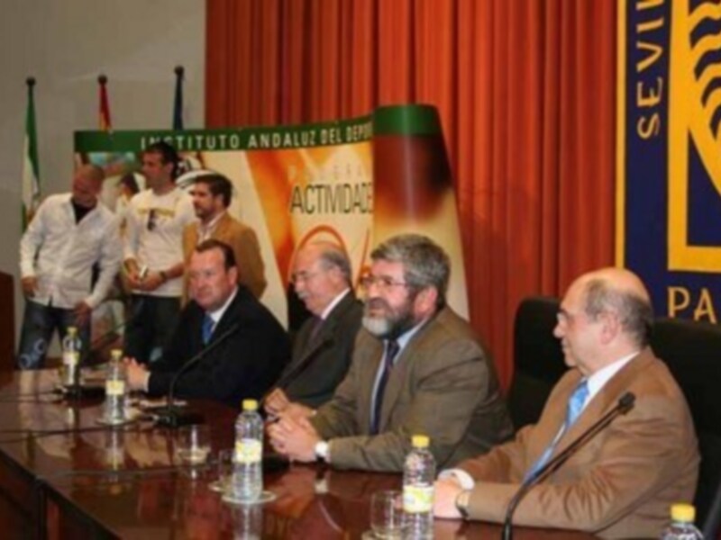 Leonardo Chaves presentó la Jornada dedicada al Betis en el encuentro de Prensa y Deporte