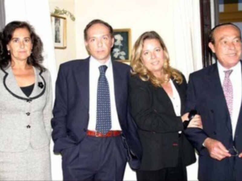 Curro Romero y Carmen Tello, por primera vez fotografiados juntos con la hija del torero