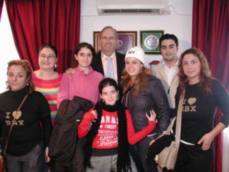 El Alcalde de Gines recibe a los jóvenes participantes en un intercambio cultural con Italia