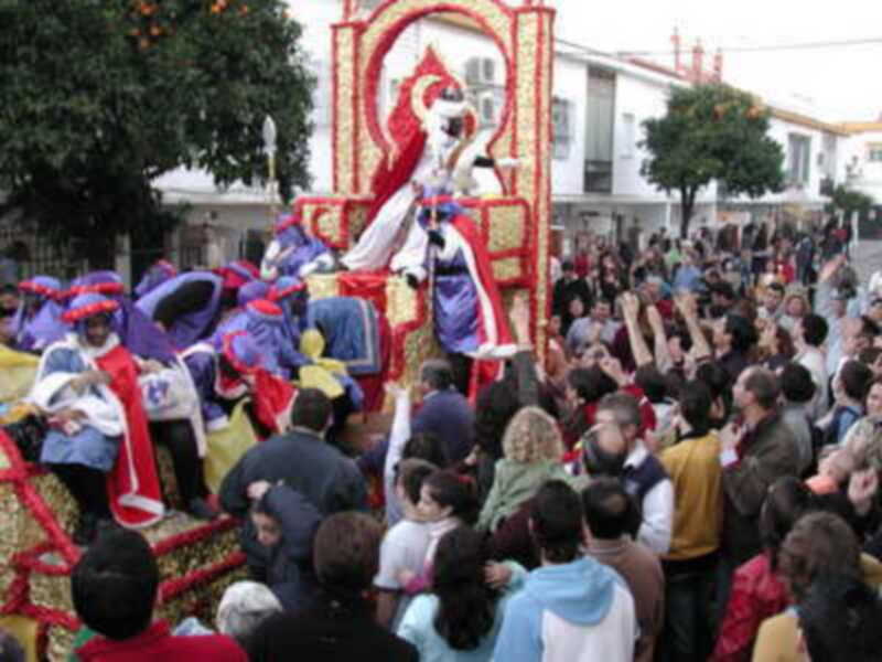 Los Reyes Magos repartieron en Gines más de 3.500 kilos de caramelos en el 25 aniversario de la Cabalgata