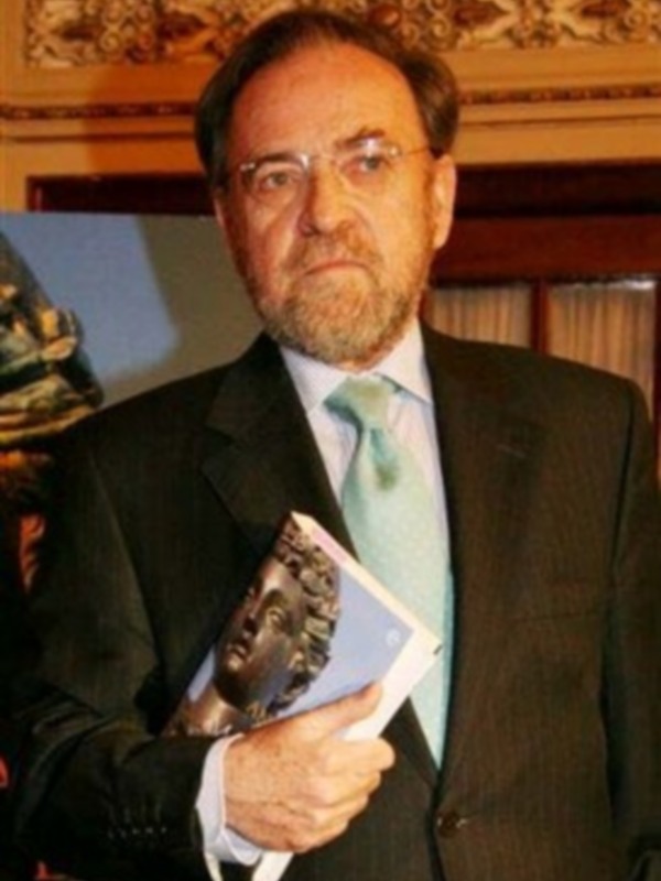 La Duquesa de Alba y de Medinaceli acudieron a la presentación del nuevo libro de Antonio Burgos