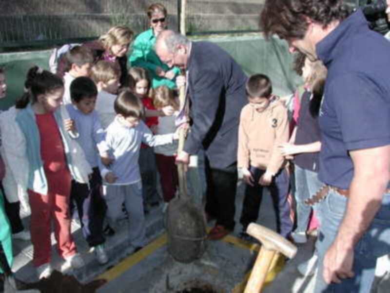 Los niños protagonizan el Día del Árbol en Gines