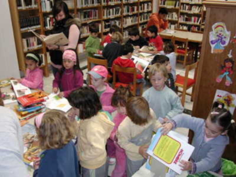 Los niños, protagonistas del inicio de la Semana del Libro de Gines