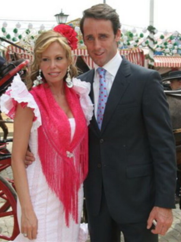 Alvaro Muñoz Escassi con Lara Dibildo en la Feria
