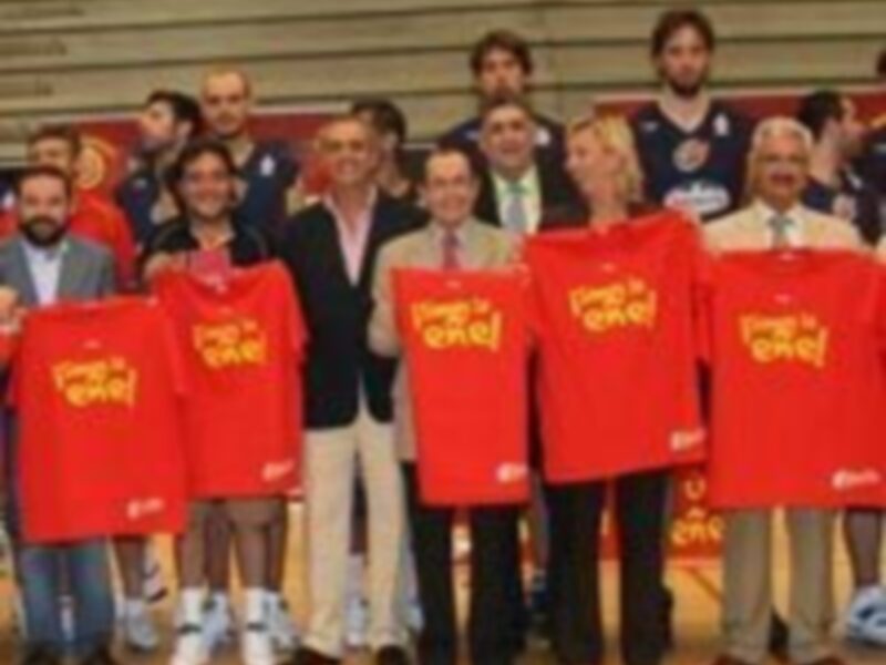 Una escena de un evento deportivo donde personas están con camisetas rojas con el texto 'Copa del Rey'.