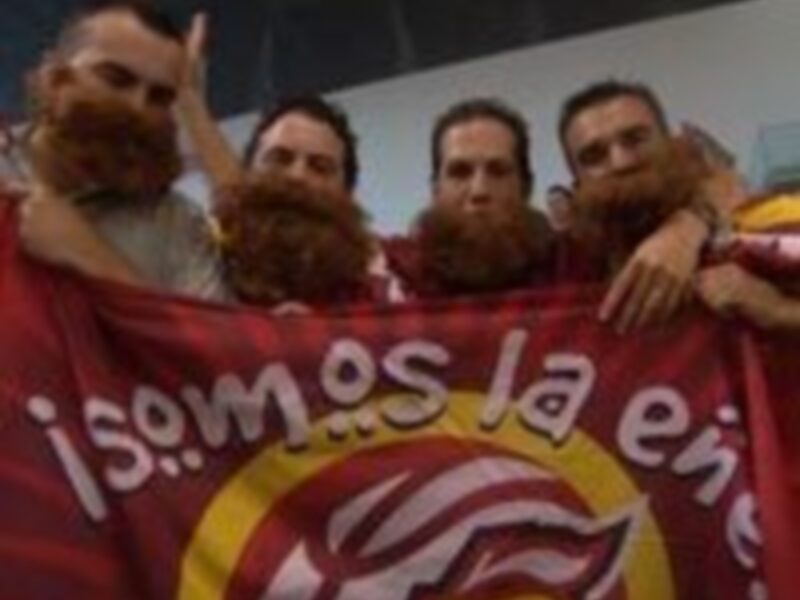 Un grupo de personas con barbas grandes y una camiseta roja con el texto "Somos la envidia".