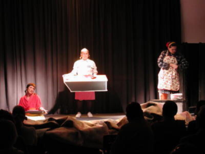 El teatro cómico de Fúting llenó el Salón Multiusos de Gines 