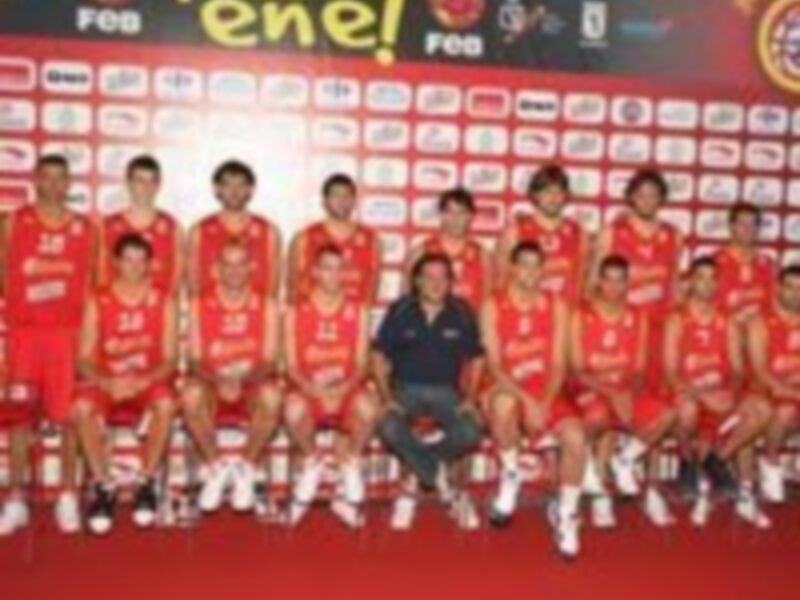 Equipo de fútbol posando en una conferencia de prensa.