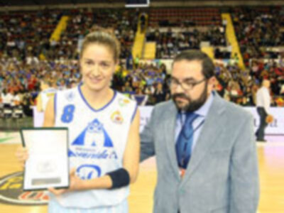 Isa Sánchez recibe la medalla de oro y brillantes de la Federación Andaluza