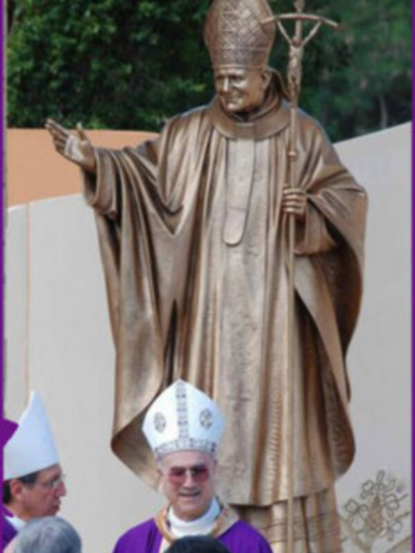 Juan Pablo II tiene ya un monumento en Cuba, lo bendijo el Cardenal Tarcisio Bertone, el cual se encuentra en una zona pública.