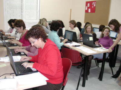 Las mujeres de Gines se acercan a las nuevas tecnologías