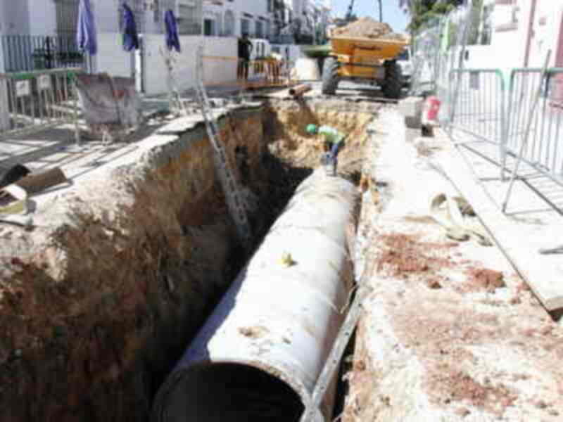 Mejoras en el saneamiento de la calle La Mogaba de Gines 