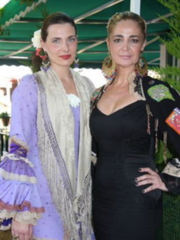Las hijas de Bertin Osborne celebran en la Feria de Jerez la llegada de su nuevo hermano 