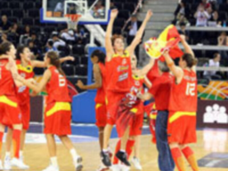Equipo de baloncesto celebrando en el banquillo tras una victoria.