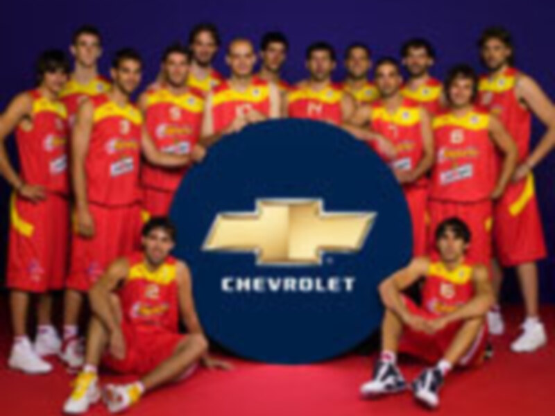 Equipo de fútbol americano con uniformes rojos y amarillos, posando frente a un logotipo de Chevrolet.
