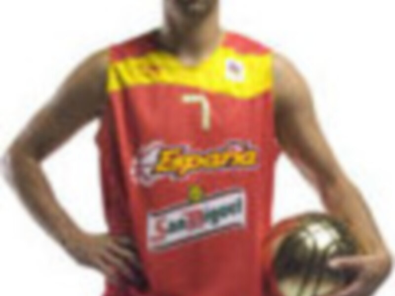 Jugador de baloncesto en uniforme rojo con el balón en la mano, representando a España.