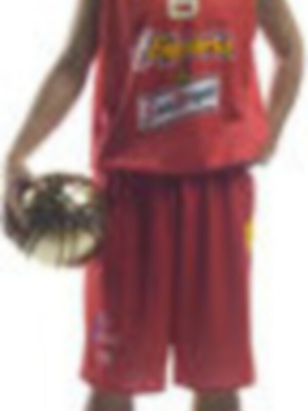 Un jugador de baloncesto con una camiseta roja y un número 6 en la espalda, posando con una pelota de baloncesto.