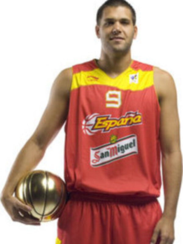 Un jugador de baloncesto con una camiseta roja y amarilla de la selección española, sosteniendo una bola dorada.
