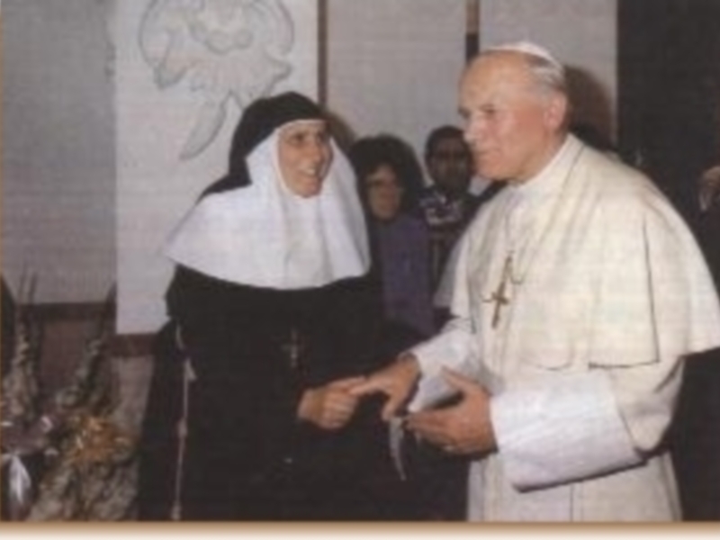 La madre María de la Purísima de la Cruz, primera sucesora que fuera, de Santa Ángela de la Cruz, camina hacia los altares a espera de ser declarada Venerable.