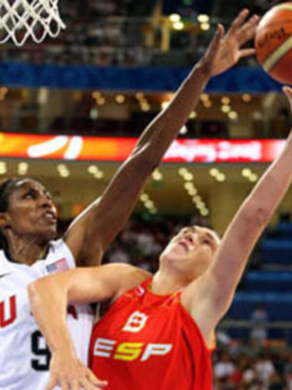 España aguanta el pulso a EE.UU. hasta el tercer cuarto, pero cede al poderío físico en el tramo final (93-55)