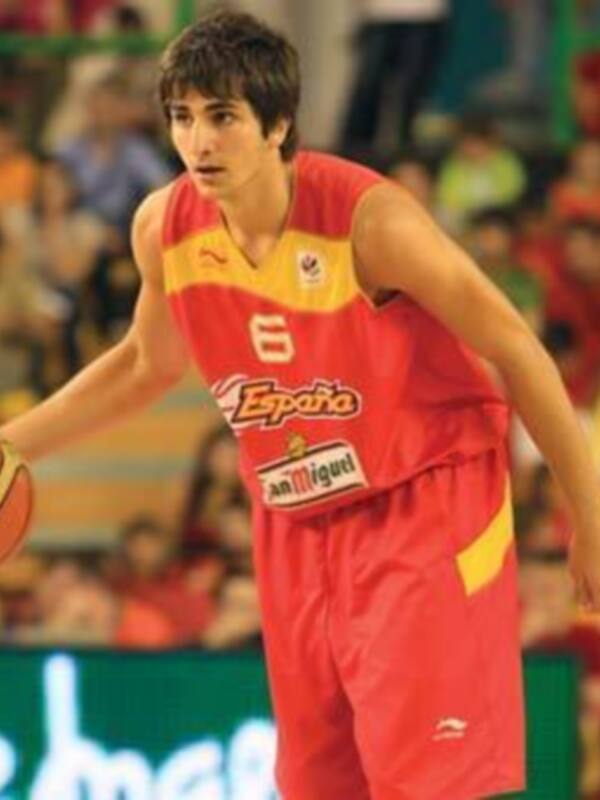 Jugador de baloncesto en acción con la camiseta de España durante un partido.