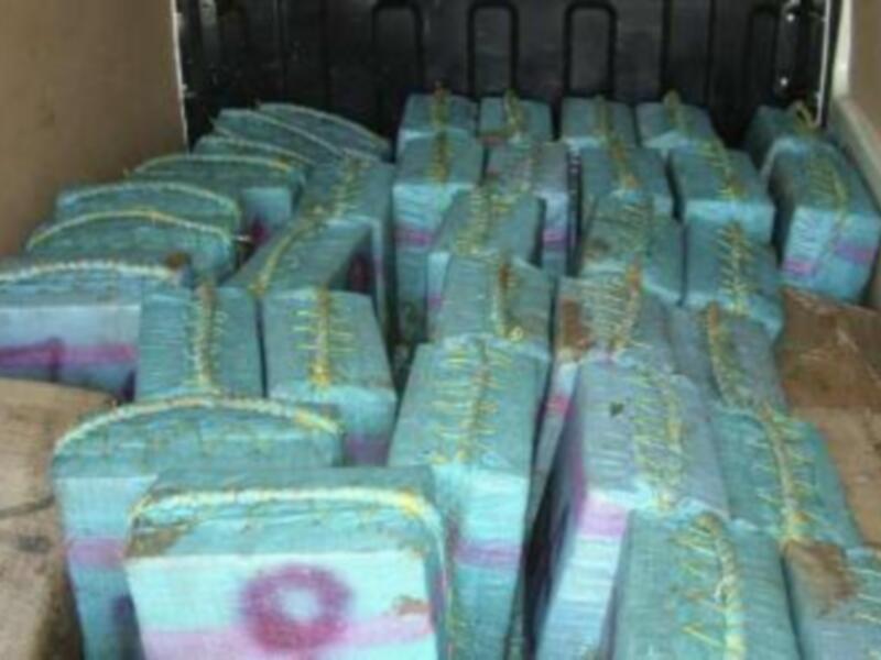 Una imagen que muestra una gran cantidad de billetes de banco en un vehículo, probablemente durante la operación de una trama criminal.