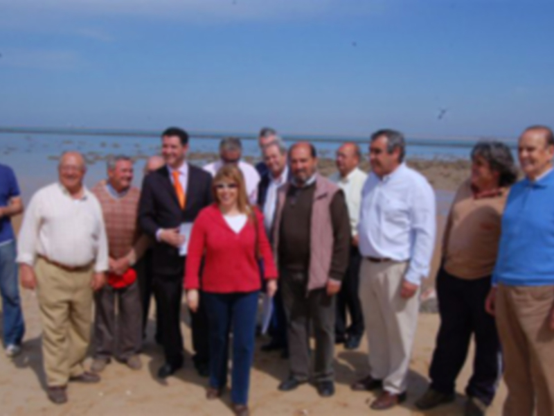 Mamen Sánchez y el alcalde de Chipiona se reúnen con los vecinos de Punta Montijo para conocer los problemas de la erosión costera. 
