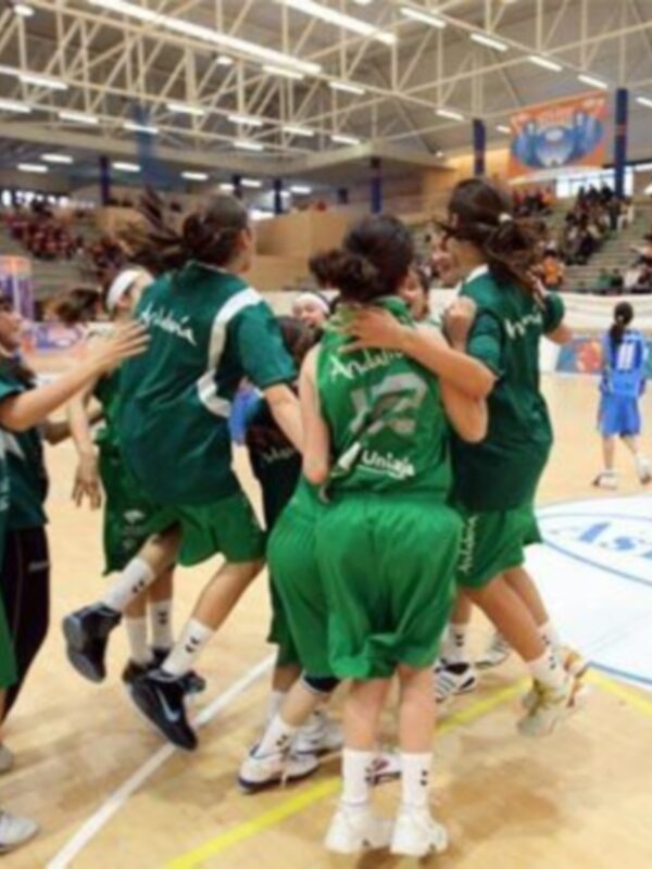 Una imagen de un equipo de baloncesto celebrando en el campo de juego.