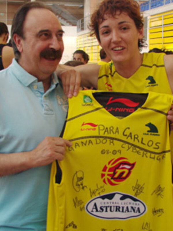 Carlos Sainz recibe su premio como campeón de la Cyber Liga Femenina