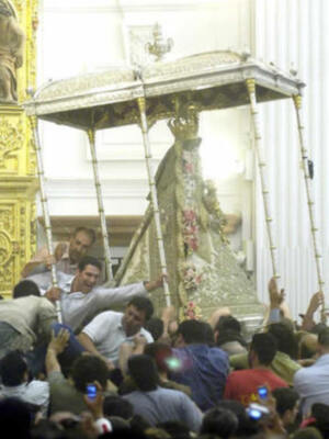 Los almonteños "saltan la reja" a las 2.50