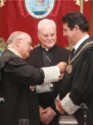 Carlos Carnicer, impuso la Cruz de Honor de la Orden de San Raimundo de Peñafort a Jose Joaquin Gallardo, decano del Colegio de Abogados de Sevilla