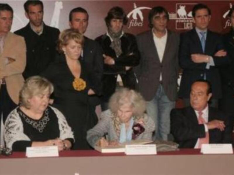 El mundo del toro y la cultura se dan la mano en Fibes para defender la Tauromaquia