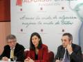 En una conferencia de prensa, tres personas se encuentran en un escenario con un fondo que muestra el logo de la Fundación Alfonso Perales. La imagen transmite una reunión formal, probablemente relacionada con la Fundación mencionada.
