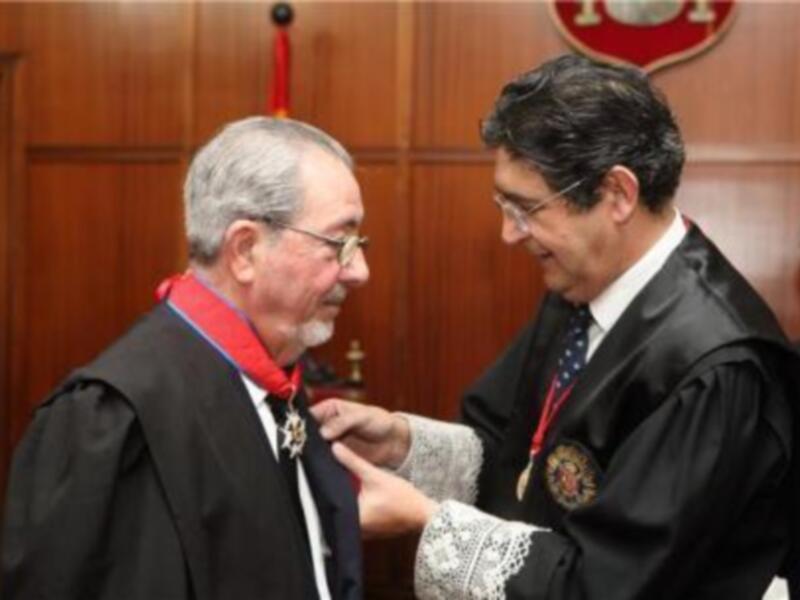 Imposición de la Cruz de San Raimundo al Letrado Manuel Cabral