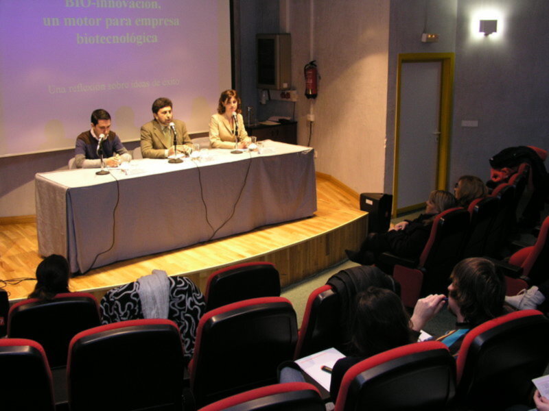 Directivos explican el sector empresarial de la biotecnología a los estudiantes de la UPO