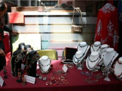 La Asociación Tú sí Puedes y la Obra Social de Cajasol inauguran el I Rastrillo Solidario Pre-feria