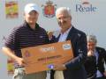 James Morrison recibe un cheque de 10.000 euros en el Reale Open 2016, celebrado en España.