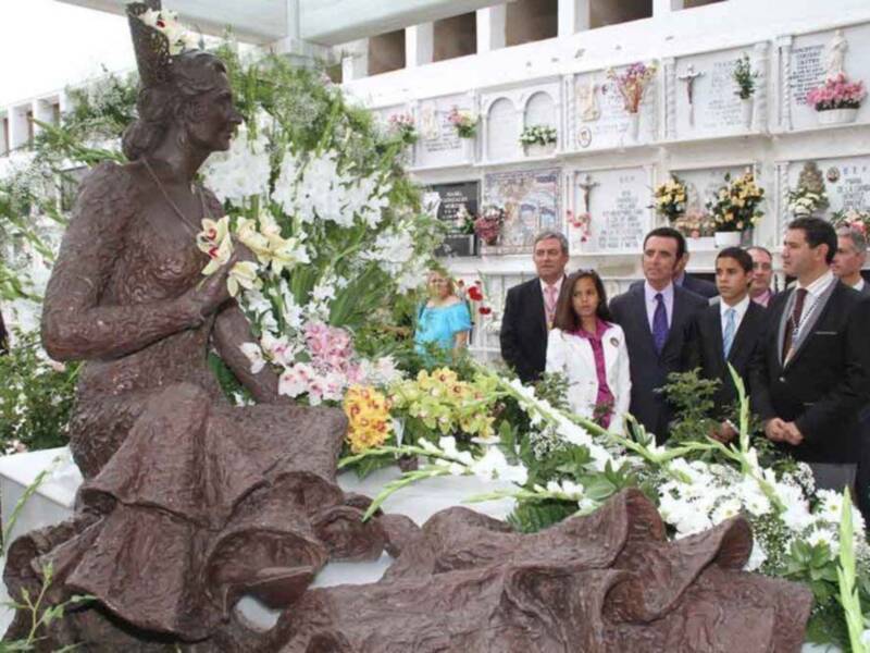 Los hijos de Rocío Jurado recogen la Medalla de Oro de Chipiona que le entregaron oficialmente a la cantante ante su estatua