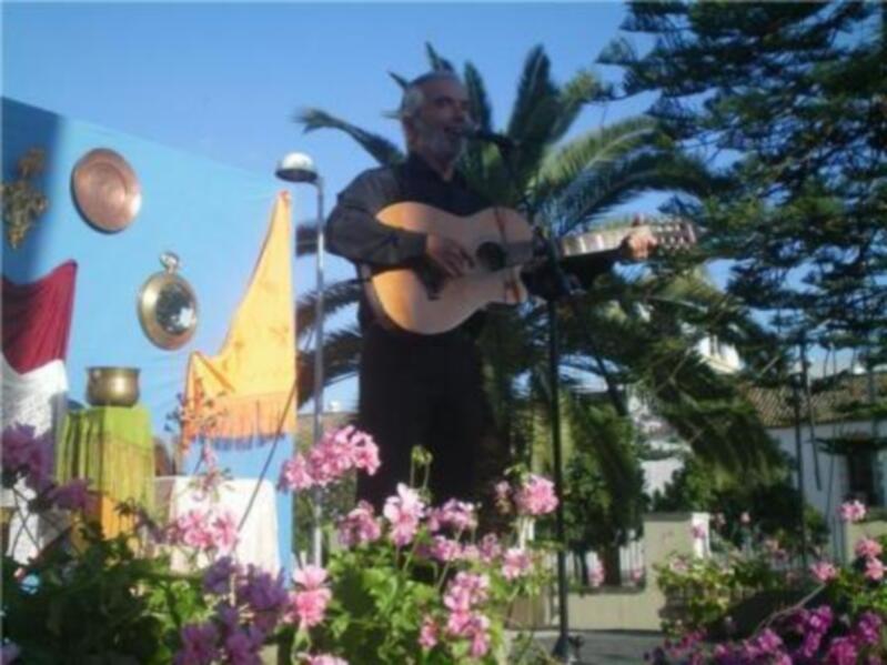 Elenco de artistas solidarios celebran Las Cruces de Mayo en Triana