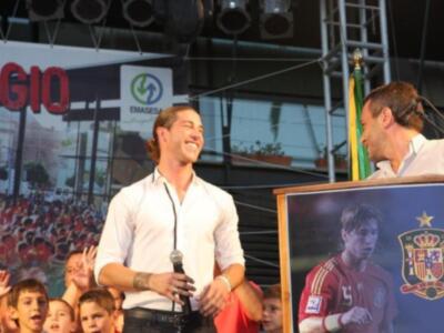 Sergio Ramos se da un baño de masas en Camas