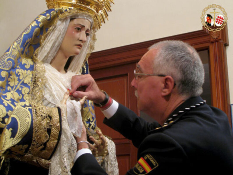 Imponen  la Medalla de Oro del Santo Ángel a la Virgen de los Dolores de Chipiona. 