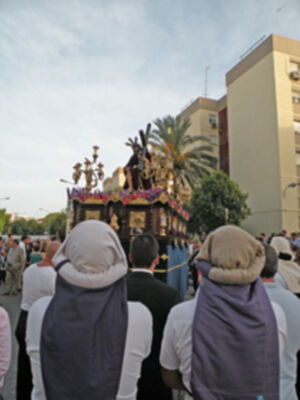 La procesión de todo un barrio por el Cristo de la Caridad de la barriada de los Príncipes.