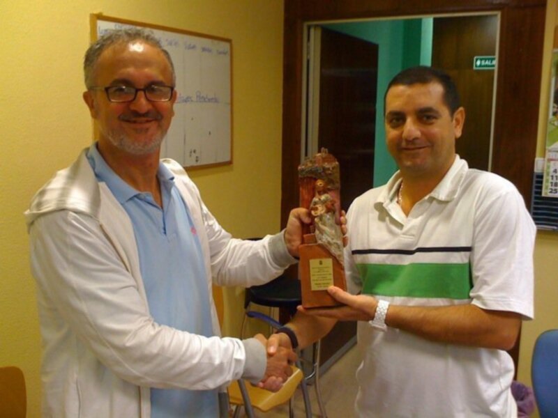 Juan Antonio Ruiz recibe una réplica  del primer premio de chirigota del carnaval gaditano 2010 "Los que van por derecho" 